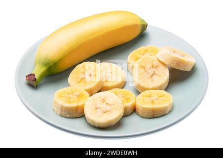 Bébé banane et tranches de banane pelées sur assiette bleue. Le fichier contient un chemin de détourage. Banque D'Images