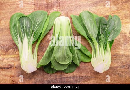 Bok choy ou chou chinois sur fond en bois. Vue ci-dessus. Banque D'Images