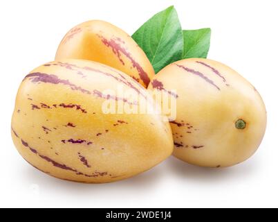 Melons Pepino ou pepino dulce avec des feuilles sur fond blanc. Le fichier contient un chemin de détourage. Banque D'Images