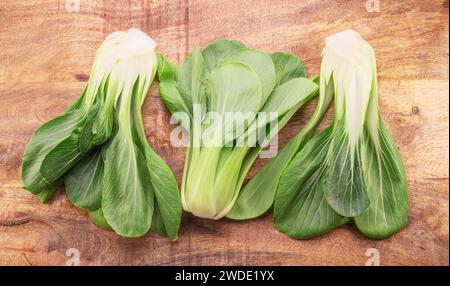 Bok choy ou chou chinois sur fond en bois. Vue ci-dessus. Banque D'Images