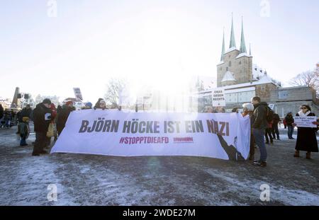 Protestierende BEI der Demonstration des Erfurter Buendnisses Auf die Plaetze am 20.01.2024 auf dem Domplatz à Erfurt. Die démonstration stand unter dem Motto nie wieder ist jetzt. Antifaschismus muss man selber machen. DAS Buendnis appellierte an alle Menschen in Thueringen, die Agenda der AfD zu hinterfragen und sich fuer den Erhalt der Demokratie einzusetzen. Der Thueringer Landesverband der AfD wird vom Landesverfassungsschutz als gesichert rechtsextremistisch eingestuft. Ausloeser der bundesweit stattfindenden Kundgebungen gegen gegen den Rechtsruck war die Veroeffentlichung eines Geheimtreff Banque D'Images