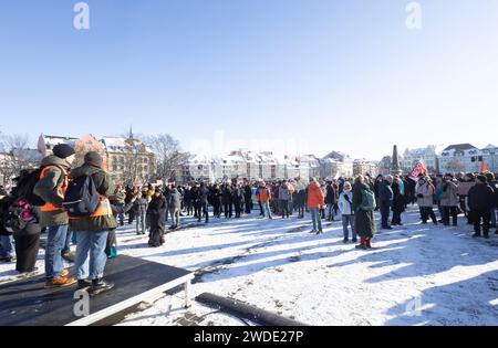 Protestierende BEI der Demonstration des Erfurter Buendnisses Auf die Plaetze am 20.01.2024 auf dem Domplatz à Erfurt. Die démonstration stand unter dem Motto nie wieder ist jetzt. Antifaschismus muss man selber machen. DAS Buendnis appellierte an alle Menschen in Thueringen, die Agenda der AfD zu hinterfragen und sich fuer den Erhalt der Demokratie einzusetzen. Der Thueringer Landesverband der AfD wird vom Landesverfassungsschutz als gesichert rechtsextremistisch eingestuft. Ausloeser der bundesweit stattfindenden Kundgebungen gegen gegen den Rechtsruck war die Veroeffentlichung eines Geheimtreff Banque D'Images