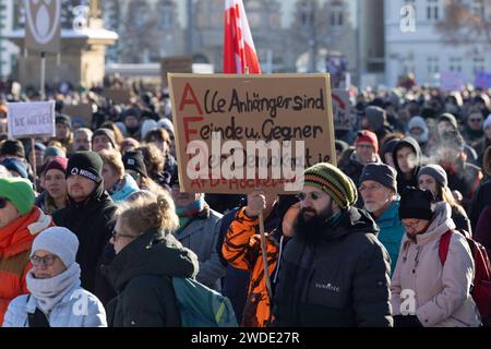 Protestierende BEI der Demonstration des Erfurter Buendnisses Auf die Plaetze am 20.01.2024 auf dem Domplatz à Erfurt. Die démonstration stand unter dem Motto nie wieder ist jetzt. Antifaschismus muss man selber machen. DAS Buendnis appellierte an alle Menschen in Thueringen, die Agenda der AfD zu hinterfragen und sich fuer den Erhalt der Demokratie einzusetzen. Der Thueringer Landesverband der AfD wird vom Landesverfassungsschutz als gesichert rechtsextremistisch eingestuft. Ausloeser der bundesweit stattfindenden Kundgebungen gegen gegen den Rechtsruck war die Veroeffentlichung eines Geheimtreff Banque D'Images