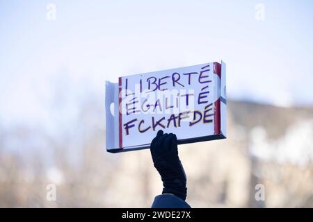 Protestierende BEI der Demonstration des Erfurter Buendnisses Auf die Plaetze am 20.01.2024 auf dem Domplatz à Erfurt. Die démonstration stand unter dem Motto nie wieder ist jetzt. Antifaschismus muss man selber machen. DAS Buendnis appellierte an alle Menschen in Thueringen, die Agenda der AfD zu hinterfragen und sich fuer den Erhalt der Demokratie einzusetzen. Der Thueringer Landesverband der AfD wird vom Landesverfassungsschutz als gesichert rechtsextremistisch eingestuft. Ausloeser der bundesweit stattfindenden Kundgebungen gegen gegen den Rechtsruck war die Veroeffentlichung eines Geheimtreff Banque D'Images