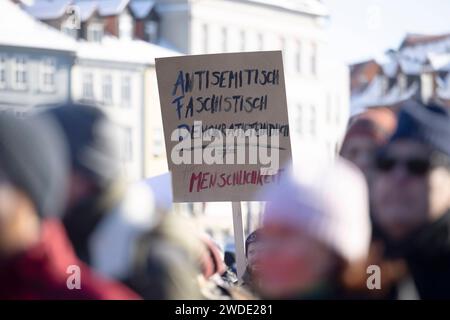 Protestierende BEI der Demonstration des Erfurter Buendnisses Auf die Plaetze am 20.01.2024 auf dem Domplatz à Erfurt. Die démonstration stand unter dem Motto nie wieder ist jetzt. Antifaschismus muss man selber machen. DAS Buendnis appellierte an alle Menschen in Thueringen, die Agenda der AfD zu hinterfragen und sich fuer den Erhalt der Demokratie einzusetzen. Der Thueringer Landesverband der AfD wird vom Landesverfassungsschutz als gesichert rechtsextremistisch eingestuft. Ausloeser der bundesweit stattfindenden Kundgebungen gegen gegen den Rechtsruck war die Veroeffentlichung eines Geheimtreff Banque D'Images