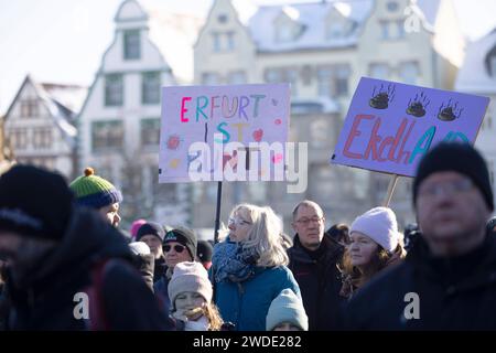 Protestierende BEI der Demonstration des Erfurter Buendnisses Auf die Plaetze am 20.01.2024 auf dem Domplatz à Erfurt. Die démonstration stand unter dem Motto nie wieder ist jetzt. Antifaschismus muss man selber machen. DAS Buendnis appellierte an alle Menschen in Thueringen, die Agenda der AfD zu hinterfragen und sich fuer den Erhalt der Demokratie einzusetzen. Der Thueringer Landesverband der AfD wird vom Landesverfassungsschutz als gesichert rechtsextremistisch eingestuft. Ausloeser der bundesweit stattfindenden Kundgebungen gegen gegen den Rechtsruck war die Veroeffentlichung eines Geheimtreff Banque D'Images