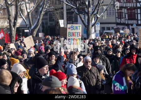 Protestierende BEI der Demonstration des Erfurter Buendnisses Auf die Plaetze am 20.01.2024 auf dem Domplatz à Erfurt. Die démonstration stand unter dem Motto nie wieder ist jetzt. Antifaschismus muss man selber machen. DAS Buendnis appellierte an alle Menschen in Thueringen, die Agenda der AfD zu hinterfragen und sich fuer den Erhalt der Demokratie einzusetzen. Der Thueringer Landesverband der AfD wird vom Landesverfassungsschutz als gesichert rechtsextremistisch eingestuft. Ausloeser der bundesweit stattfindenden Kundgebungen gegen gegen den Rechtsruck war die Veroeffentlichung eines Geheimtreff Banque D'Images