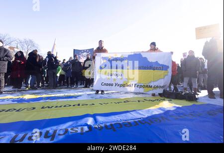 Protestierende BEI der Demonstration des Erfurter Buendnisses Auf die Plaetze am 20.01.2024 auf dem Domplatz à Erfurt. Die démonstration stand unter dem Motto nie wieder ist jetzt. Antifaschismus muss man selber machen. DAS Buendnis appellierte an alle Menschen in Thueringen, die Agenda der AfD zu hinterfragen und sich fuer den Erhalt der Demokratie einzusetzen. Der Thueringer Landesverband der AfD wird vom Landesverfassungsschutz als gesichert rechtsextremistisch eingestuft. Ausloeser der bundesweit stattfindenden Kundgebungen gegen gegen den Rechtsruck war die Veroeffentlichung eines Geheimtreff Banque D'Images