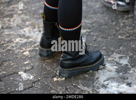 Protestierende BEI der Demonstration des Erfurter Buendnisses Auf die Plaetze am 20.01.2024 auf dem Domplatz à Erfurt. Die démonstration stand unter dem Motto nie wieder ist jetzt. Antifaschismus muss man selber machen. DAS Buendnis appellierte an alle Menschen in Thueringen, die Agenda der AfD zu hinterfragen und sich fuer den Erhalt der Demokratie einzusetzen. Der Thueringer Landesverband der AfD wird vom Landesverfassungsschutz als gesichert rechtsextremistisch eingestuft. Ausloeser der bundesweit stattfindenden Kundgebungen gegen gegen den Rechtsruck war die Veroeffentlichung eines Geheimtreff Banque D'Images