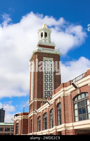 Bâtiment haut de Navy Pier's Headhouse vu de la promenade en bord de mer par une journée ensoleillée Banque D'Images