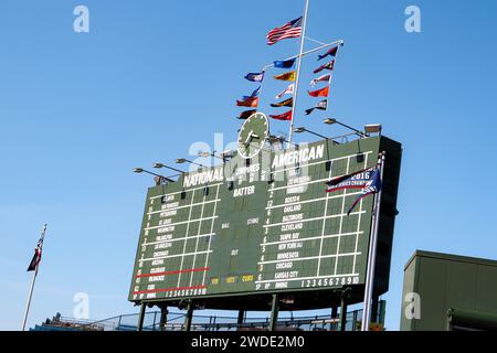 Tableau d'affichage mécanique électrique de Wrigley Field, domicile des Chicago Cubs, une équipe professionnelle américaine de baseball qui participe à la Major League Baseball Banque D'Images