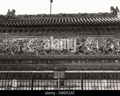 Gros plan sur le quartier chinois de Chicago, le Nine Dragon Wall, une murale représentant l'accent chinois sur la bonne fortune en noir et blanc Banque D'Images