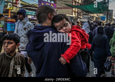 Rafah, Territoires palestiniens. 20 janvier 2024. Des Palestiniens se pressent dans une rue de Rafah. L’UNRWA a déclaré que la population de la ville de Rafah a presque quadruplé pour atteindre plus de 1,300 millions de personnes, alors que les Palestiniens déplacés de Jabalia, Sheikh Zayed, Al-Wusta, Khan Yunis et Gaza City, fuient les combats sanglants entre Israël et le Hamas. Crédit : Abed Rahim Khatib/dpa/Alamy Live News Banque D'Images