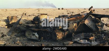 Première Guerre du Golfe : 4 mars 1991 les restes d'un obusier irakien automoteur et certaines de ses munitions non explosées dans le nord-est du Koweït. Banque D'Images