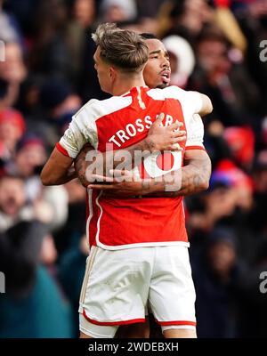 Leandro Trossard d'Arsenal (à gauche) célèbre avec Gabriel Jesus après avoir marqué le troisième but de leur équipe lors du match de Premier League à l'Emirates Stadium de Londres. Date de la photo : samedi 20 janvier 2024. Banque D'Images