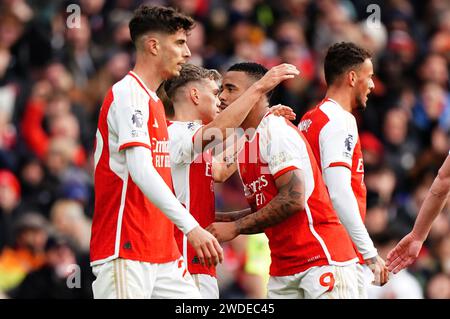 Leandro Trossard d'Arsenal (centre gauche) célèbre avec Gabriel Jesus après avoir marqué le troisième but de leur équipe lors du match de Premier League à l'Emirates Stadium, Londres. Date de la photo : samedi 20 janvier 2024. Banque D'Images