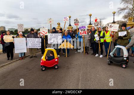 Poole, Dorset, Royaume-Uni. 20 janvier 2024. Une manifestation pacifique a lieu contre la fermeture de la porte de Whitecliff Road dans Poole Park, qui, selon les habitants, créera un « chaos de la circulation ». Poole Park a été officiellement ouvert par le prince de Galles le 18 janvier 1890, un résident local faisant campagne pour que toutes les entrées du parc restent ouvertes, a lancé une pétition et a appelé au soutien du roi Charles. Les points d'accès ont été fermés aux véhicules pendant que le BCP entreprend une consultation publique. Les opinions sont divisées avec des affirmations selon lesquelles l'autorité a un programme anti-RCA. Crédit : Carolyn Jenkins/Alamy Live News Banque D'Images