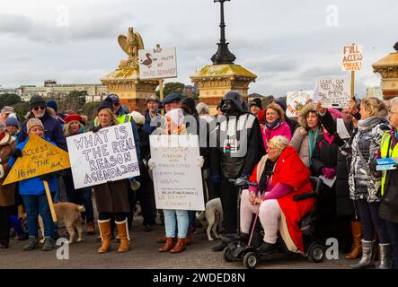 Poole, Dorset, Royaume-Uni. 20 janvier 2024. Une manifestation pacifique a lieu contre la fermeture de la porte de Whitecliff Road dans Poole Park, qui, selon les habitants, créera un « chaos de la circulation ». Poole Park a été officiellement ouvert par le prince de Galles le 18 janvier 1890, un résident local faisant campagne pour que toutes les entrées du parc restent ouvertes, a lancé une pétition et a appelé au soutien du roi Charles. Les points d'accès ont été fermés aux véhicules pendant que le BCP entreprend une consultation publique. Les opinions sont divisées avec des affirmations selon lesquelles l'autorité a un programme anti-RCA. Crédit : Carolyn Jenkins/Alamy Live News Banque D'Images