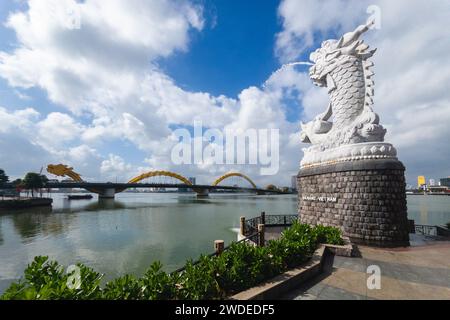 statue de carpe dragon et horizon de danang au vietnam Banque D'Images