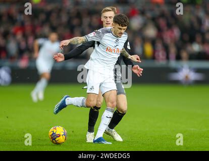 Swansea.com Stadium, Swansea, Royaume-Uni. 20 janvier 2024. EFL Championship football, Swansea City contre Southampton ; Jamie Paterson de Swansea City contrôle le ballon sous la pression de Flynn Downes de Southampton Credit : action plus Sports/Alamy Live News Banque D'Images