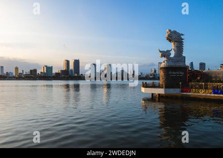 18 janvier 2024 : Carpe Dragon, une statue de 7,5 mètres de haut située sur la rive est du fleuve Han à Da Nang, Vietnam. C'est un symbole emblématique de l'art et Banque D'Images