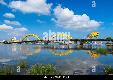 Dragon Bridge, le point de repère de Da Nang traversant la rivière han au vietnam Banque D'Images