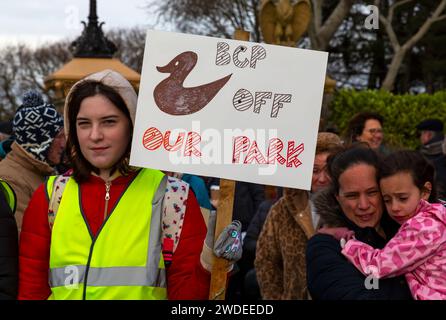 Poole, Dorset, Royaume-Uni. 20 janvier 2024. Une manifestation pacifique a lieu contre la fermeture de la porte de Whitecliff Road dans Poole Park, qui, selon les habitants, créera un « chaos de la circulation ». Poole Park a été officiellement ouvert par le prince de Galles le 18 janvier 1890, un résident local faisant campagne pour que toutes les entrées du parc restent ouvertes, a lancé une pétition et a appelé au soutien du roi Charles. Les points d'accès ont été fermés aux véhicules pendant que le BCP entreprend une consultation publique. Les opinions sont divisées avec des affirmations selon lesquelles l'autorité a un programme anti-RCA. Crédit : Carolyn Jenkins/Alamy Live News Banque D'Images