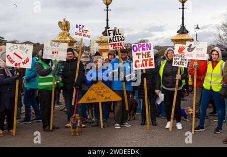 Poole, Dorset, Royaume-Uni. 20 janvier 2024. Une manifestation pacifique a lieu contre la fermeture de la porte de Whitecliff Road dans Poole Park, qui, selon les habitants, créera un « chaos de la circulation ». Poole Park a été officiellement ouvert par le prince de Galles le 18 janvier 1890, un résident local faisant campagne pour que toutes les entrées du parc restent ouvertes, a lancé une pétition et a appelé au soutien du roi Charles. Les points d'accès ont été fermés aux véhicules pendant que le BCP entreprend une consultation publique. Les opinions sont divisées avec des affirmations selon lesquelles l'autorité a un programme anti-RCA. Crédit : Carolyn Jenkins/Alamy Live News Banque D'Images