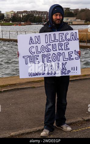 Poole, Dorset, Royaume-Uni. 20 janvier 2024. Une manifestation pacifique a lieu contre la fermeture de la porte de Whitecliff Road dans Poole Park, qui, selon les habitants, créera un « chaos de la circulation ». Poole Park a été officiellement ouvert par le prince de Galles le 18 janvier 1890, un résident local faisant campagne pour que toutes les entrées du parc restent ouvertes, a lancé une pétition et a appelé au soutien du roi Charles. Les points d'accès ont été fermés aux véhicules pendant que le BCP entreprend une consultation publique. Les opinions sont divisées avec des affirmations selon lesquelles l'autorité a un programme anti-RCA. Crédit : Carolyn Jenkins/Alamy Live News Banque D'Images