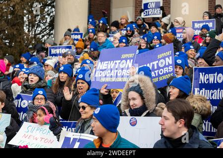 19 janvier 2024. Newton, ma., Newton Teachers se sont rassemblés à l'hôtel de ville de Newton le premier jour de leur grève alors qu'ils se battent pour une santé mentale étendue su Banque D'Images