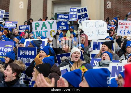 19 janvier 2024. Newton, ma., Newton Teachers se sont rassemblés à l'hôtel de ville de Newton le premier jour de leur grève alors qu'ils se battent pour une santé mentale étendue su Banque D'Images