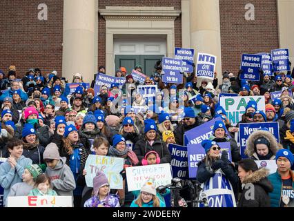 19 janvier 2024. Newton, ma., Newton Teachers se sont rassemblés à l'hôtel de ville de Newton le premier jour de leur grève alors qu'ils se battent pour une santé mentale étendue su Banque D'Images