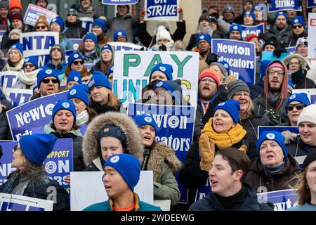 19 janvier 2024. Newton, ma., Newton Teachers se sont rassemblés à l'hôtel de ville de Newton le premier jour de leur grève alors qu'ils se battent pour une santé mentale étendue su Banque D'Images