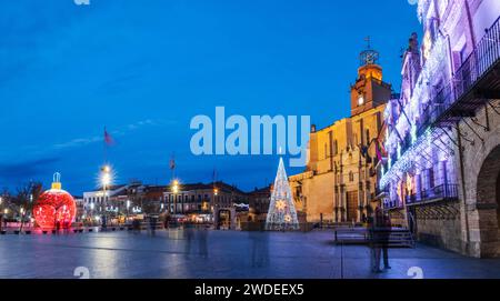 MEDINA DEL CAMPO, ESPAGNE - 1 JANVIER 2023 : personnes accidentelles sur la place principale de la ville castillane de Medina del Campo, Valladolid, décorée avec Banque D'Images