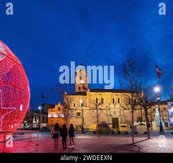 MEDINA DEL CAMPO, ESPAGNE - 1 JANVIER 2023 : personnes accidentelles sur la place principale de la ville castillane de Medina del Campo, Valladolid, décorée avec Banque D'Images