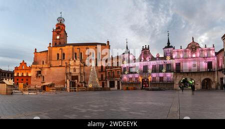 MEDINA DEL CAMPO - 1 JANVIER 2023 : personnes accidentelles sur la place principale de la ville castillane de Medina del Campo, Valladolid, décorée de Noël Banque D'Images