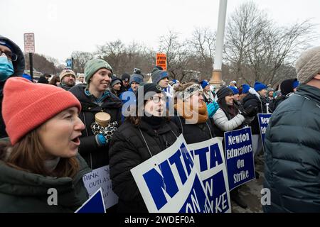 19 janvier 2024. Newton, ma., Newton Teachers se sont rassemblés à l'hôtel de ville de Newton le premier jour de leur grève alors qu'ils se battent pour une santé mentale étendue su Banque D'Images