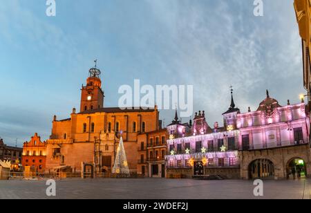 Place principale de la ville castillane de Medina del Campo, Valladolid, décorée de lumières de Noël. Banque D'Images