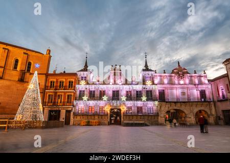 Place principale de la ville castillane de Medina del Campo, Valladolid, décorée de lumières de Noël. Banque D'Images