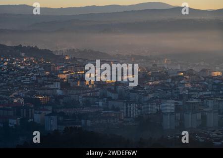 Vue panoramique de la Skyline de la ville galicienne d'Ourense vue de la périphérie. Banque D'Images