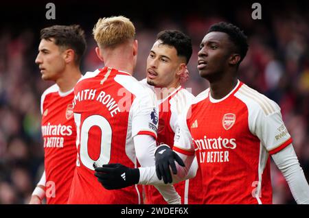 Gabriel Martinelli d'Arsenal (deuxième à droite) célèbre avoir marqué le quatrième but de leur équipe lors du match de Premier League à l'Emirates Stadium, à Londres. Date de la photo : samedi 20 janvier 2024. Banque D'Images