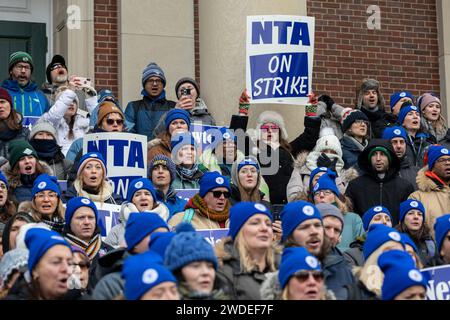 19 janvier 2024. Newton, ma., Newton Teachers se sont rassemblés à l'hôtel de ville de Newton le premier jour de leur grève alors qu'ils se battent pour une santé mentale étendue su Banque D'Images