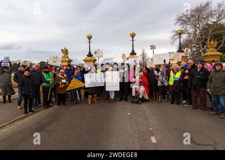 Poole, Dorset, Royaume-Uni. 20 janvier 2024. Une manifestation pacifique a lieu contre la fermeture de la porte de Whitecliff Road dans Poole Park, qui, selon les habitants, créera un « chaos de la circulation ». Poole Park a été officiellement ouvert par le prince de Galles le 18 janvier 1890, un résident local faisant campagne pour que toutes les entrées du parc restent ouvertes, a lancé une pétition et a appelé au soutien du roi Charles. Les points d'accès ont été fermés aux véhicules pendant que le BCP entreprend une consultation publique. Les opinions sont divisées avec des affirmations selon lesquelles l'autorité a un programme anti-RCA. Crédit : Carolyn Jenkins/Alamy Live News Banque D'Images