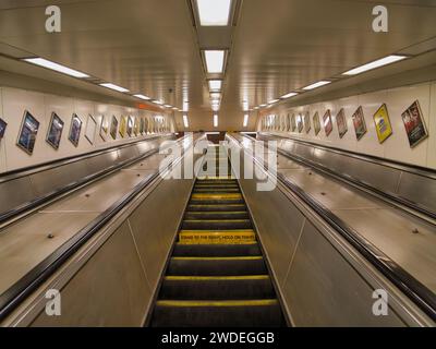 Un escalier roulant ascendant à la station de métro Liverpool Lime Street sur le réseau ferroviaire Merseyrail sur Merseyside, Royaume-Uni Banque D'Images