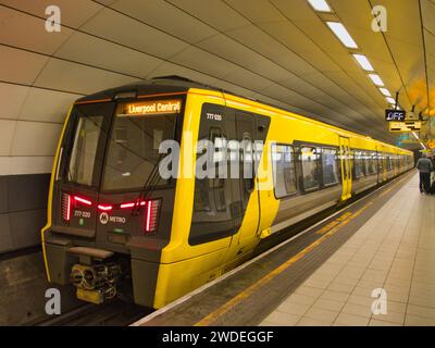 Liverpool, Royaume-Uni - 4 janvier 2024 : un des nouveaux trains électriques Class 777 sur le réseau de métro Merseyrail sur Merseyside, Angleterre, Royaume-Uni. Banque D'Images