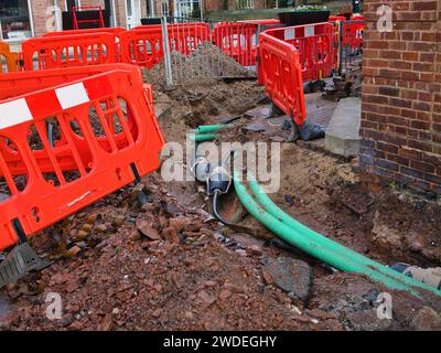 Wirral, Royaume-Uni - décembre 31 2023 : connecteurs de câbles électriques remplis de résine dans une excavation dans une zone urbaine au Royaume-Uni. D'autres infrastructures de services publics peuvent être se Banque D'Images