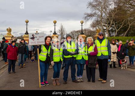 Poole, Dorset, Royaume-Uni. 20 janvier 2024. Une manifestation pacifique a lieu contre la fermeture de la porte de Whitecliff Road dans Poole Park, qui, selon les habitants, créera un « chaos de la circulation ». Poole Park a été officiellement ouvert par le prince de Galles le 18 janvier 1890, un résident local faisant campagne pour que toutes les entrées du parc restent ouvertes, a lancé une pétition et a appelé au soutien du roi Charles. Les points d'accès ont été fermés aux véhicules pendant que le BCP entreprend une consultation publique. Les opinions sont divisées avec des affirmations selon lesquelles l'autorité a un programme anti-RCA. Crédit : Carolyn Jenkins/Alamy Live News Banque D'Images