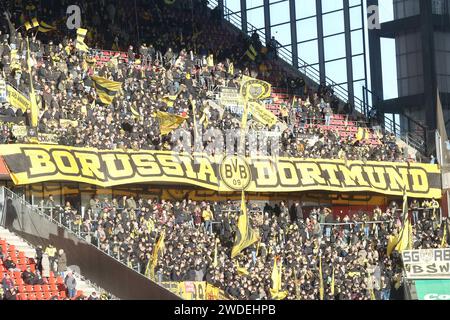 Koeln, Allemagne. 20 janvier 2024. Dortmunder Fankurve, 1. FC Koeln vs Borussia Dortmund, 1. Fussball-Bundesliga, Fussball, saison 2023-24, 18. Spieltag, 20.01.2024, LA RÉGLEMENTATION DFL INTERDIT TOUTE UTILISATION DE PHOTOGRAPHIES COMME SÉQUENCES D'IMAGES ET/OU QUASI-hVIDEO, Foto : EIBNER-Pressefoto/Joerg Niebergall crédit : dpa/Alamy Live News Banque D'Images