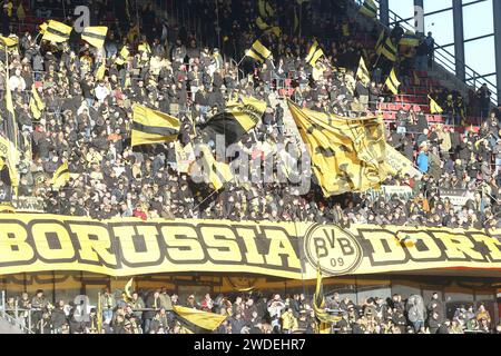 Koeln, Allemagne. 20 janvier 2024. Dortmunder Fankurve, 1. FC Koeln vs Borussia Dortmund, 1. Fussball-Bundesliga, Fussball, saison 2023-24, 18. Spieltag, 20.01.2024, LA RÉGLEMENTATION DFL INTERDIT TOUTE UTILISATION DE PHOTOGRAPHIES COMME SÉQUENCES D'IMAGES ET/OU QUASI-hVIDEO, Foto : EIBNER-Pressefoto/Joerg Niebergall crédit : dpa/Alamy Live News Banque D'Images