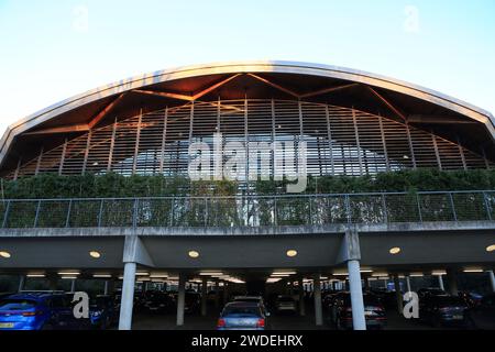 WWF UK Living Planet Centre, siège social, siège social et centre d'accueil des visiteurs, Woking, Surrey, conçu par Hopkins Architects terminé en 2013 Banque D'Images